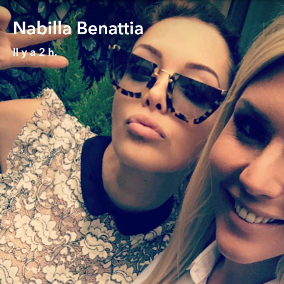 Nabilla Benattia et Amélie Neten se retrouvent le 17 mai 2016, à l'hôtel Monceau Wagram, à Paris