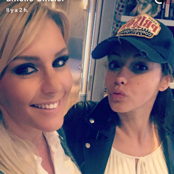 Nabilla Benattia et Amélie Neten de nouveau proches, le 17 mai 2016, à l'hôtel Monceau Wagram, à Paris