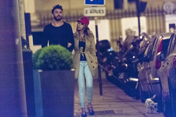 Exclusif - Nabilla Benattia et son compagnon Thomas Vergara promènent leur chien vers 1h du matin et rentrent à leur hôtel à Paris, le 28 avril 2016