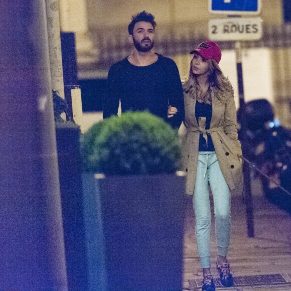 Exclusif - Nabilla Benattia et son compagnon Thomas Vergara promènent leur chien vers 1h du matin et rentrent à leur hôtel à Paris, le 28 avril 2016