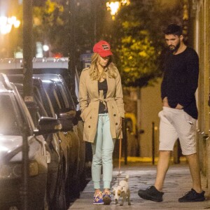 Exclusif - Nabilla Benattia et son compagnon Thomas Vergara promènent leur chien vers 1h du matin et rentrent à leur hôtel à Paris, le 28 avril 2016