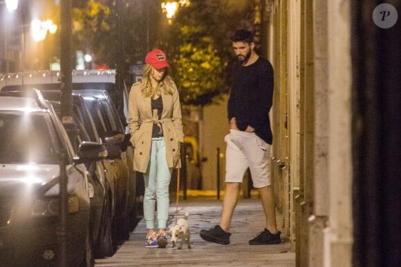 Exclusif - Nabilla Benattia et son compagnon Thomas Vergara promènent leur chien vers 1h du matin et rentrent à leur hôtel à Paris, le 28 avril 2016