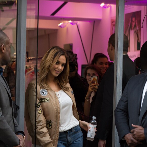 Nabilla Benattia rencontre ses fans et inaugure la boutique éphémère (pop Up store) Boohoo rue Saint-Honoré à Paris le 8 avril 2016