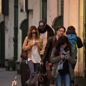 Après s'être rendue au Boohoo store pour une inauguration et une rencontre avec ses fans , Nabilla Benattia qui porte une casquette avec inscrit dessus prison arrive Gare de Lyon avec son chien pour aller au restaurant "Le Train Bleu". Thomas Vergara arrive 5 minutes plus tard au restaurant puis ils repartent ensemble (Thomas avec la casquette de Nabilla et Nabilla avec les lunettes de Thomas) pour prendre un TGV pour Aix-en-Provence le 8 avril 2016