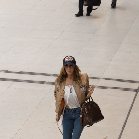 Après s'être rendue au Boohoo store pour une inauguration et une rencontre avec ses fans , Nabilla Benattia qui porte une casquette avec inscrit dessus prison arrive Gare de Lyon avec son chien pour aller au restaurant "Le Train Bleu". Thomas Vergara arrive 5 minutes plus tard au restaurant puis ils repartent ensemble (Thomas avec la casquette de Nabilla et Nabilla avec les lunettes de Thomas) pour prendre un TGV pour Aix-en-Provence le 8 avril 2016