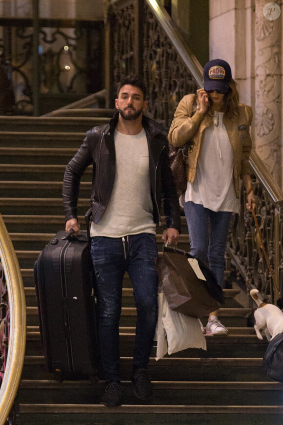 Après s'être rendue au Boohoo store pour une inauguration et une rencontre avec ses fans , Nabilla Benattia qui porte une casquette avec inscrit dessus prison arrive Gare de Lyon avec son chien pour aller au restaurant "Le Train Bleu". Thomas Vergara arrive 5 minutes plus tard au restaurant puis ils repartent ensemble (Thomas avec la casquette de Nabilla et Nabilla avec les lunettes de Thomas) pour prendre un TGV pour Aix-en-Provence le 8 avril 2016