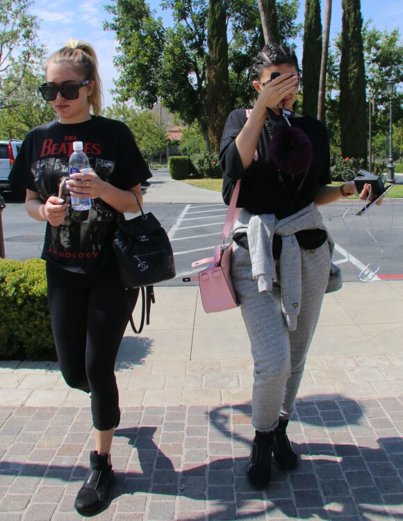 Kylie Jenner fait du shopping avec la Rolls Royce de sa soeur Khloé, à Calabasas, le 4 mai 2016. © CPA/Bestimage
