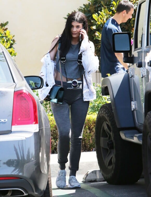 Kylie Jenner est allée déjeuner avec une amie à Calabasas. Kylie et son petit ami Tyga sont à la recherche d'une maison et devraient emménager ensemble très prochainement! Le 24 avril 2016