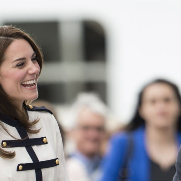 Kate Middleton, duchesse de Cambrisge, à Portsmouth le 20 mai 2016 pour soutenir le 1851 Trust dont elle est la marraine, association de promotion de la voile soutenue par l'équipe de Ben Ainslie (Ben Ainslie Racing) pour la Coupe de l'America 2017.