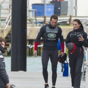 Kate Middleton, duchesse de Cambridge, a profité de sa visite de soutien au 1851 Trust à Portsmouth le 20 mai 2016 pour embarquer avec Ben Ainslie et son équipage (Ben Ainslie Racing) à bord du Solent, pour un entraînement en vue de la Coupe de l'America 2017.