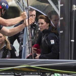 Kate Middleton, duchesse de Cambridge, a profité de sa visite de soutien au 1851 Trust à Portsmouth le 20 mai 2016 pour embarquer avec Ben Ainslie et son équipage (Ben Ainslie Racing) à bord du Solent, pour un entraînement en vue de la Coupe de l'America 2017.