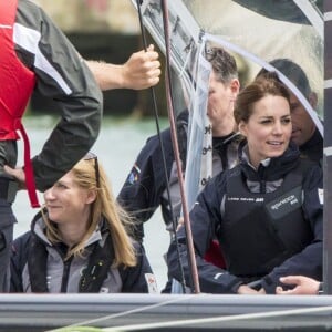 Kate Middleton, duchesse de Cambridge, a profité de sa visite de soutien au 1851 Trust à Portsmouth le 20 mai 2016 pour embarquer avec Ben Ainslie et son équipage (Ben Ainslie Racing) à bord du Solent, pour un entraînement en vue de la Coupe de l'America 2017.