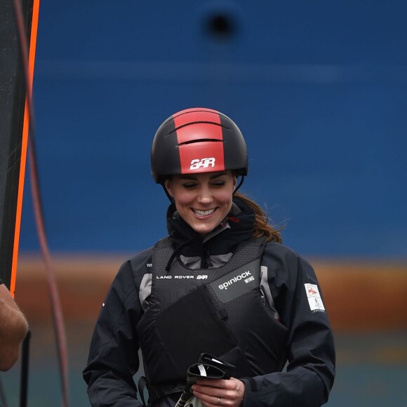 Kate Middleton, duchesse de Cambridge, a profité de sa visite de soutien au 1851 Trust à Portsmouth le 20 mai 2016 pour embarquer avec Ben Ainslie et son équipage (Ben Ainslie Racing) à bord du Solent, pour un entraînement en vue de la Coupe de l'America 2017.