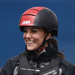 Kate Middleton, duchesse de Cambridge, a profité de sa visite de soutien au 1851 Trust à Portsmouth le 20 mai 2016 pour embarquer avec Ben Ainslie et son équipage (Ben Ainslie Racing) à bord du Solent, pour un entraînement en vue de la Coupe de l'America 2017.