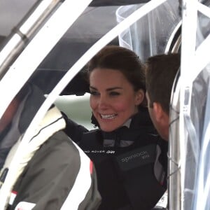 Kate Middleton, duchesse de Cambridge, a profité de sa visite de soutien au 1851 Trust à Portsmouth le 20 mai 2016 pour embarquer avec Ben Ainslie et son équipage (Ben Ainslie Racing) à bord du Solent, pour un entraînement en vue de la Coupe de l'America 2017.