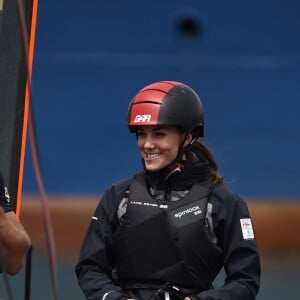 Kate Middleton, duchesse de Cambridge, a profité de sa visite de soutien au 1851 Trust à Portsmouth le 20 mai 2016 pour embarquer avec Ben Ainslie et son équipage (Ben Ainslie Racing) à bord du Solent, pour un entraînement en vue de la Coupe de l'America 2017.