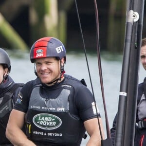 La duchesse Catherine de Cambridge a partagé un entraînement de Ben Ainslie et son équipage (Ben Ainslie Racing) à bord du Solent en vue de la Coupe de l'America 2017, le 20 mai 2016 en marge de sa visite de soutien au 1851 Trust, à Portsmouth.