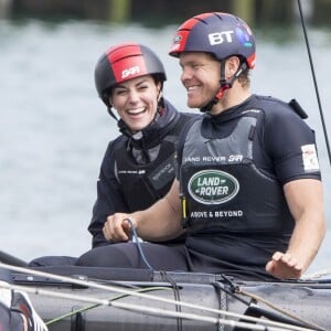 La duchesse Catherine de Cambridge a partagé un entraînement de Ben Ainslie et son équipage (Ben Ainslie Racing) à bord du Solent en vue de la Coupe de l'America 2017, le 20 mai 2016 en marge de sa visite de soutien au 1851 Trust, à Portsmouth.