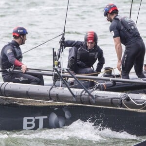 La duchesse Catherine de Cambridge a partagé un entraînement de Ben Ainslie et son équipage (Ben Ainslie Racing) à bord du Solent en vue de la Coupe de l'America 2017, le 20 mai 2016 en marge de sa visite de soutien au 1851 Trust, à Portsmouth.