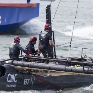 La duchesse Catherine de Cambridge a partagé un entraînement de Ben Ainslie et son équipage (Ben Ainslie Racing) à bord du Solent en vue de la Coupe de l'America 2017, le 20 mai 2016 en marge de sa visite de soutien au 1851 Trust, à Portsmouth.