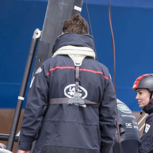 La duchesse Catherine de Cambridge a partagé un entraînement de Ben Ainslie et son équipage (Ben Ainslie Racing) à bord du Solent en vue de la Coupe de l'America 2017, le 20 mai 2016 en marge de sa visite de soutien au 1851 Trust, à Portsmouth.