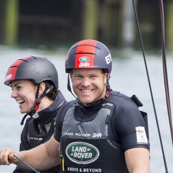 La duchesse Catherine de Cambridge a partagé un entraînement de Ben Ainslie et son équipage (Ben Ainslie Racing) à bord du Solent en vue de la Coupe de l'America 2017, le 20 mai 2016 en marge de sa visite de soutien au 1851 Trust, à Portsmouth.