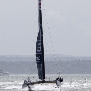 La duchesse Catherine de Cambridge a partagé un entraînement de Ben Ainslie et son équipage (Ben Ainslie Racing) à bord du Solent en vue de la Coupe de l'America 2017, le 20 mai 2016 en marge de sa visite de soutien au 1851 Trust, à Portsmouth.