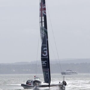 La duchesse Catherine de Cambridge a partagé un entraînement de Ben Ainslie et son équipage (Ben Ainslie Racing) à bord du Solent en vue de la Coupe de l'America 2017, le 20 mai 2016 en marge de sa visite de soutien au 1851 Trust, à Portsmouth.