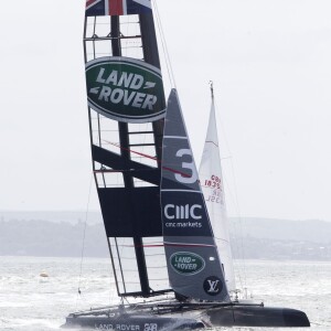 La duchesse Catherine de Cambridge a partagé un entraînement de Ben Ainslie et son équipage (Ben Ainslie Racing) à bord du Solent en vue de la Coupe de l'America 2017, le 20 mai 2016 en marge de sa visite de soutien au 1851 Trust, à Portsmouth.