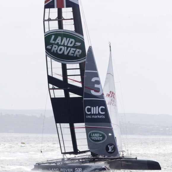 La duchesse Catherine de Cambridge a partagé un entraînement de Ben Ainslie et son équipage (Ben Ainslie Racing) à bord du Solent en vue de la Coupe de l'America 2017, le 20 mai 2016 en marge de sa visite de soutien au 1851 Trust, à Portsmouth.