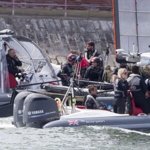 La duchesse Catherine de Cambridge a partagé un entraînement de Ben Ainslie et son équipage (Ben Ainslie Racing) à bord du Solent en vue de la Coupe de l'America 2017, le 20 mai 2016 en marge de sa visite de soutien au 1851 Trust, à Portsmouth.