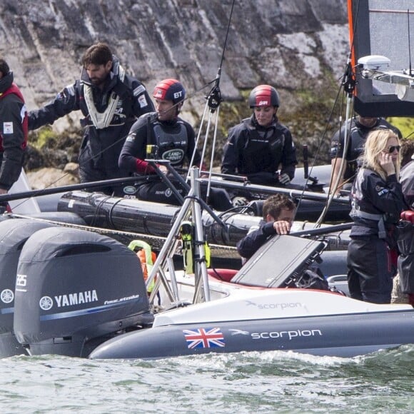 La duchesse Catherine de Cambridge a partagé un entraînement de Ben Ainslie et son équipage (Ben Ainslie Racing) à bord du Solent en vue de la Coupe de l'America 2017, le 20 mai 2016 en marge de sa visite de soutien au 1851 Trust, à Portsmouth.