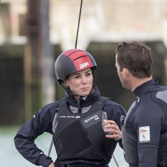 La duchesse Catherine de Cambridge a partagé un entraînement de Ben Ainslie et son équipage (Ben Ainslie Racing) à bord du Solent en vue de la Coupe de l'America 2017, le 20 mai 2016 en marge de sa visite de soutien au 1851 Trust, à Portsmouth.