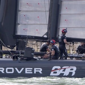 La duchesse Catherine de Cambridge a partagé un entraînement de Ben Ainslie et son équipage (Ben Ainslie Racing) à bord du Solent en vue de la Coupe de l'America 2017, le 20 mai 2016 en marge de sa visite de soutien au 1851 Trust, à Portsmouth.