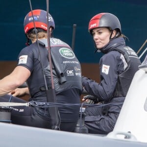 La duchesse Catherine de Cambridge a partagé un entraînement de Ben Ainslie et son équipage (Ben Ainslie Racing) à bord du Solent en vue de la Coupe de l'America 2017, le 20 mai 2016 en marge de sa visite de soutien au 1851 Trust, à Portsmouth.