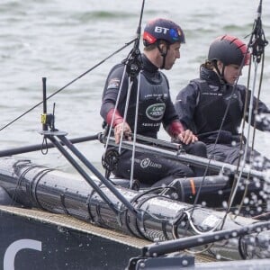 La duchesse Catherine de Cambridge a partagé un entraînement de Ben Ainslie et son équipage (Ben Ainslie Racing) à bord du Solent en vue de la Coupe de l'America 2017, le 20 mai 2016 en marge de sa visite de soutien au 1851 Trust, à Portsmouth.