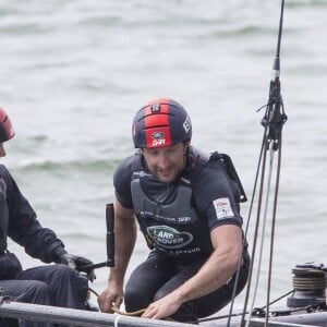 La duchesse Catherine de Cambridge a partagé un entraînement de Ben Ainslie et son équipage (Ben Ainslie Racing) à bord du Solent en vue de la Coupe de l'America 2017, le 20 mai 2016 en marge de sa visite de soutien au 1851 Trust, à Portsmouth.