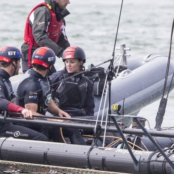 La duchesse Catherine de Cambridge a partagé un entraînement de Ben Ainslie et son équipage (Ben Ainslie Racing) à bord du Solent en vue de la Coupe de l'America 2017, le 20 mai 2016 en marge de sa visite de soutien au 1851 Trust, à Portsmouth.