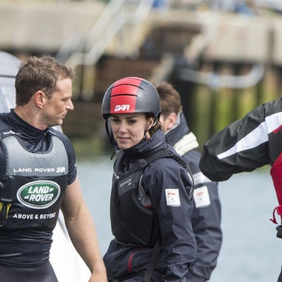 La duchesse Catherine de Cambridge a partagé un entraînement de Ben Ainslie et son équipage (Ben Ainslie Racing) à bord du Solent en vue de la Coupe de l'America 2017, le 20 mai 2016 en marge de sa visite de soutien au 1851 Trust, à Portsmouth.