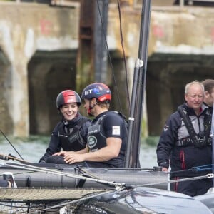 La duchesse Catherine de Cambridge a partagé un entraînement de Ben Ainslie et son équipage (Ben Ainslie Racing) à bord du Solent en vue de la Coupe de l'America 2017, le 20 mai 2016 en marge de sa visite de soutien au 1851 Trust, à Portsmouth.