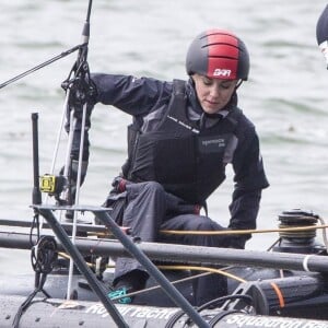 La duchesse Catherine de Cambridge a partagé un entraînement de Ben Ainslie et son équipage (Ben Ainslie Racing) à bord du Solent en vue de la Coupe de l'America 2017, le 20 mai 2016 en marge de sa visite de soutien au 1851 Trust, à Portsmouth.