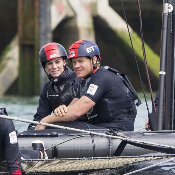 La duchesse Catherine de Cambridge a partagé un entraînement de Ben Ainslie et son équipage (Ben Ainslie Racing) à bord du Solent en vue de la Coupe de l'America 2017, le 20 mai 2016 en marge de sa visite de soutien au 1851 Trust, à Portsmouth.