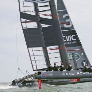 Kate Middleton a profité de sa visite de soutien au 1851 Trust à Portsmouth le 20 mai 2016 pour embarquer avec Ben Ainslie et son équipage (Ben Ainslie Racing) à bord du Solent, pour un entraînement en vue de la Coupe de l'America 2017.