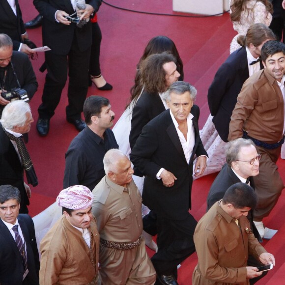 Bernard-Henri Lévy accompagné de Peshmergas, Mustapha Ali Jaafar, Serwan Sabir Barzani, Camille Lotteau, François Margolin, Gilles Hertzog, Helly Luv - Montée des marches du film "The Last Face" lors du 69ème Festival International du Film de Cannes. Le 20 mai 2016.
