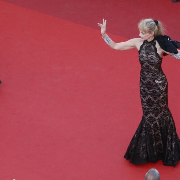 Arielle Dombasle - Montée des marches du film "The Last Face" lors du 69ème Festival International du Film de Cannes. Le 20 mai 2016. © Giancarlo Gorassini/Bestimage