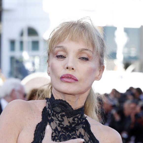 Arielle Dombasle - Montée des marches du film "The Last Face" lors du 69ème Festival International du Film de Cannes. Le 20 mai 2016. © Giancarlo Gorassini/Bestimage