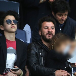 Sean Obispo, Michaël Youn, sa compagne Isabelle Funaro et leur fille Seven, Sébstien Grosjean et Richard Gasquet - People au match de football PSG-Nantes (4 à 0) au Parc des Princes le 14 mai 2016 - Merci de flouter le visage des enfants avant publication  Please hide children's face prior to publication People attending PSG-Nantes soccer game at Parc des Princes in Paris on 14/05/201614/05/2016 - Paris