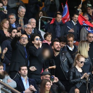 Pascal Obispo, sa femme Julie Hantson, son fils Sean, Michaël Youn, sa compagne Isabelle Funaro et leur fille Seven, Sébstien Grosjean et Richard Gasquet - People au match de football PSG-Nantes (4 à 0) au Parc des Princes le 14 mai 2016 - Merci de flouter le visage des enfants avant publication  Please hide children's face prior to publication People attending PSG-Nantes soccer game at Parc des Princes in Paris on 14/05/201614/05/2016 - Paris