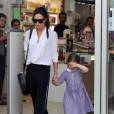   Exclusif - Victoria Beckham fait du shopping avec sa fille Harper Beckham dans le quartier de Notting Hill à Londres. Le 13 mai 2016  