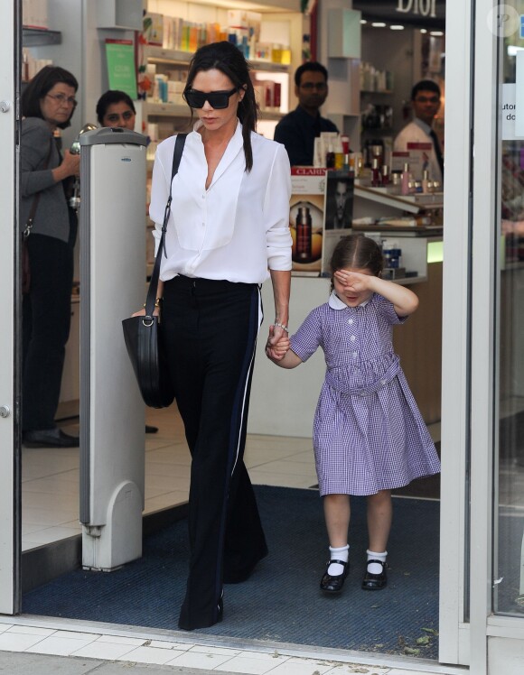 Exclusif - Victoria Beckham fait du shopping avec sa fille Harper Beckham dans le quartier de Notting Hill à Londres. Le 13 mai 2016
